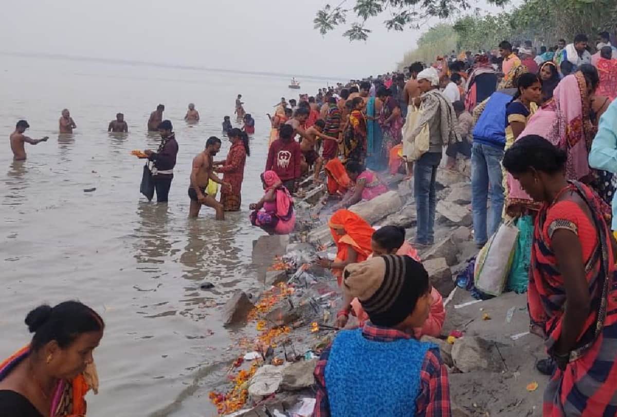 Kartik purnima 2021 Devotees Take Bath In River gorakhpur and Basti Mandal