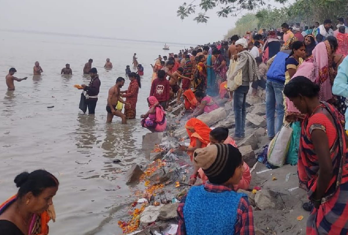 Kartik purnima 2021 Devotees Take Bath In River gorakhpur and Basti Mandal