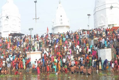 devotees take a holy dip in Yamuna river on Kartik Purnima in Bateshwar Agra