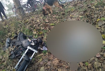 दुर्घटना में क्षतिग्रस्त बाइक।