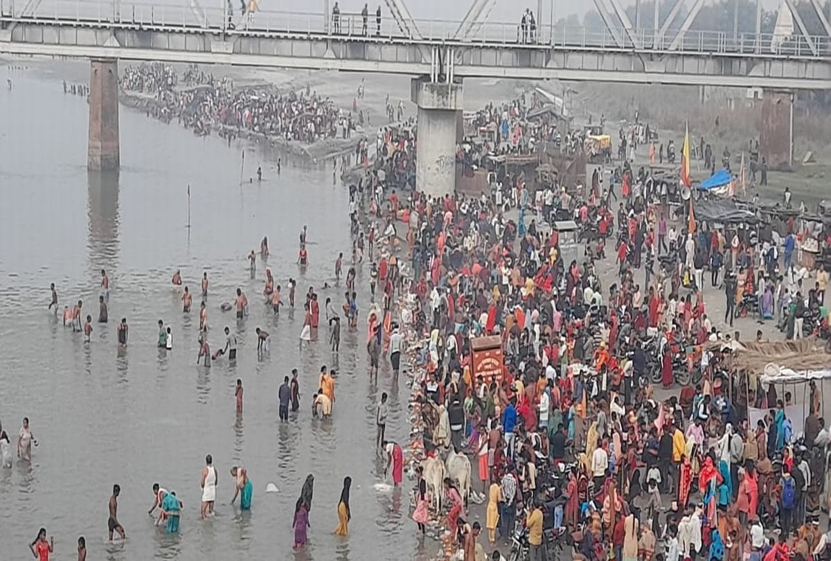 Kartik purnima 2021 Devotees Take A Bath In Ganga River