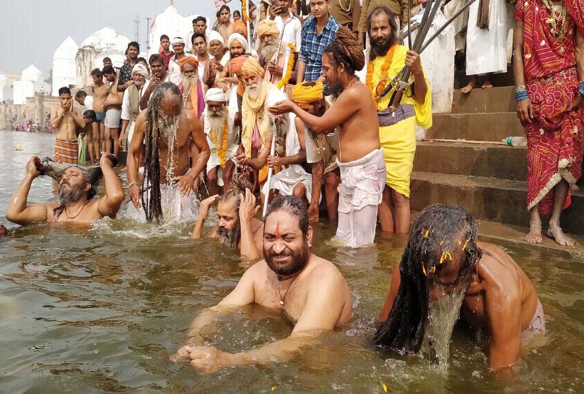 devotees take a holy dip in Yamuna river on Kartik Purnima in Bateshwar Agra
