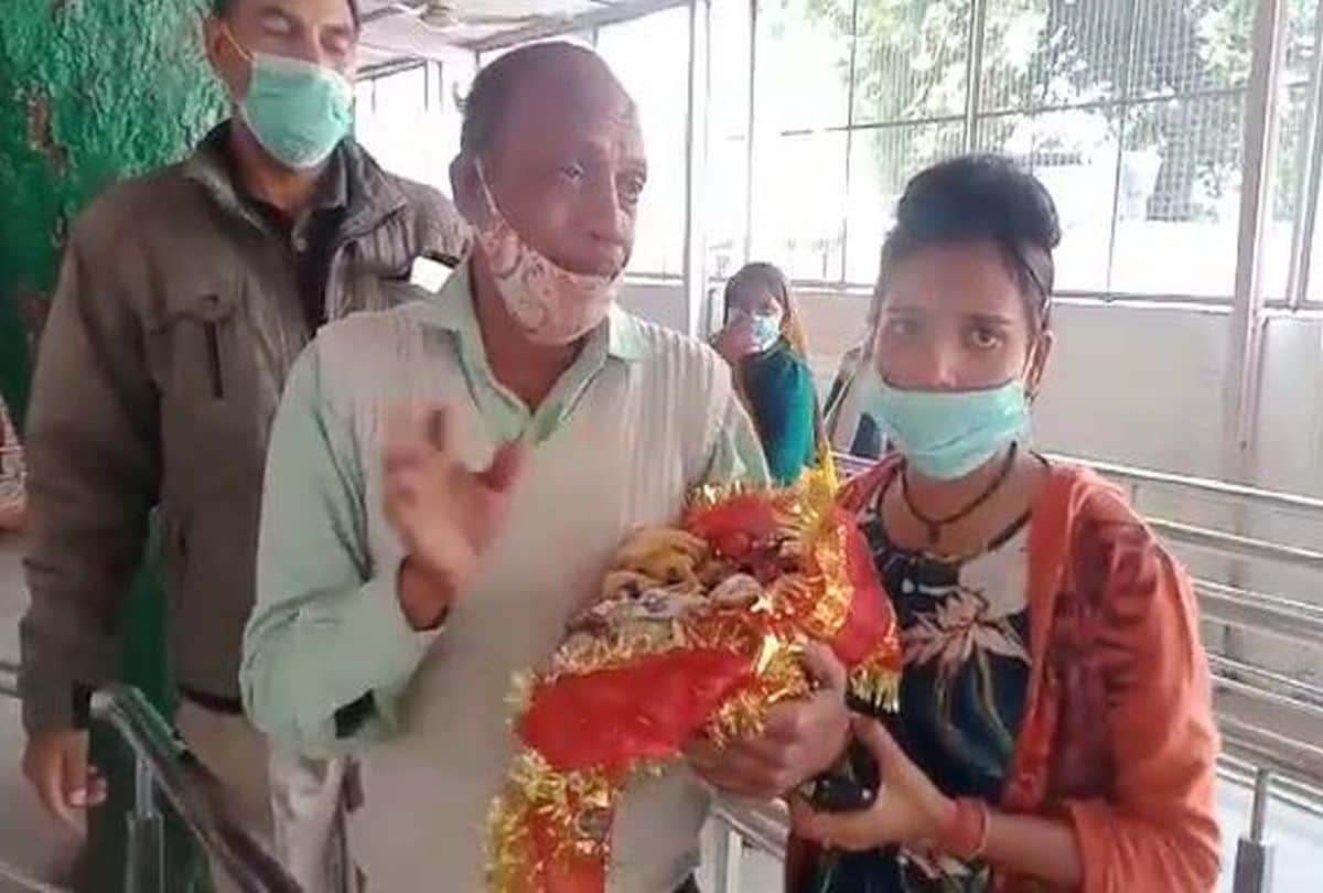 priest reached the doctor with the idol of laddu gopal for treatment of broken hand