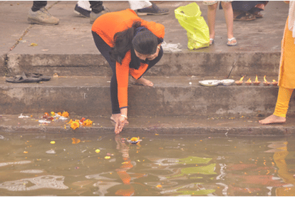 Ujjain: Thousands of people reached the Ghats of Shipra lit up with the light of lamps... for the festival bath and lamp donation on the full moon.