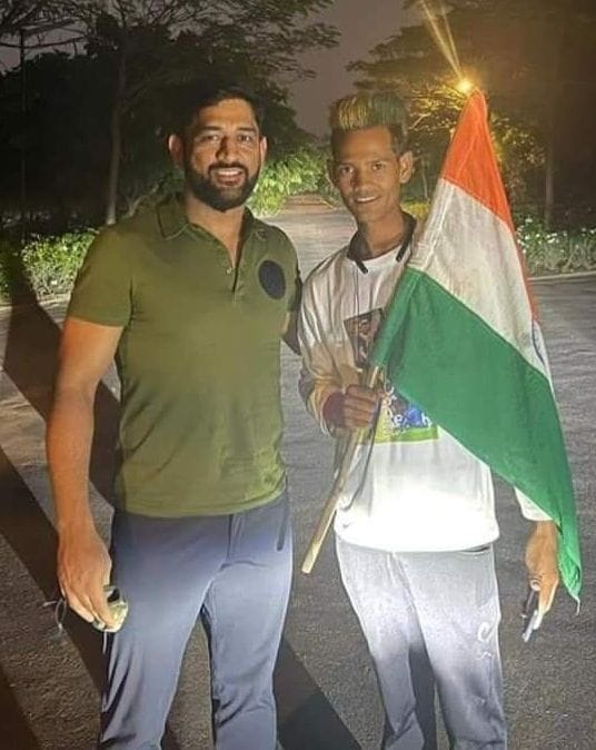 Ajay of Hisar met Dhoni after traveling 1436 kms