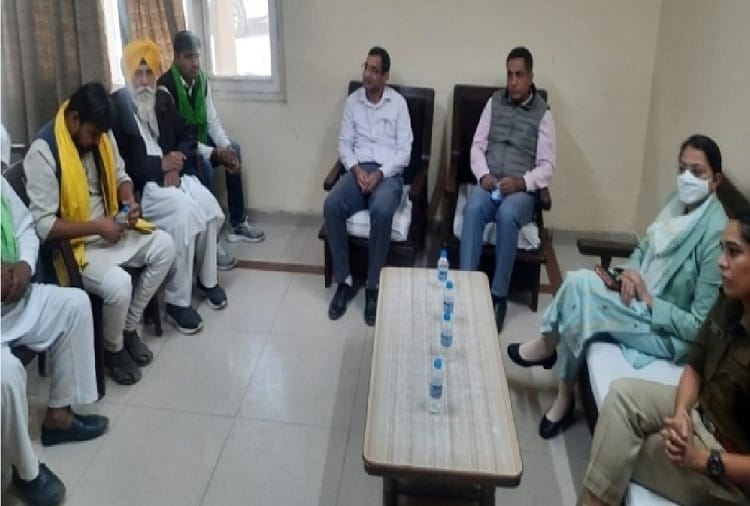 After the agreement between the administration and the farmers, the farmers permanent strike ended in Hansi of Haryana