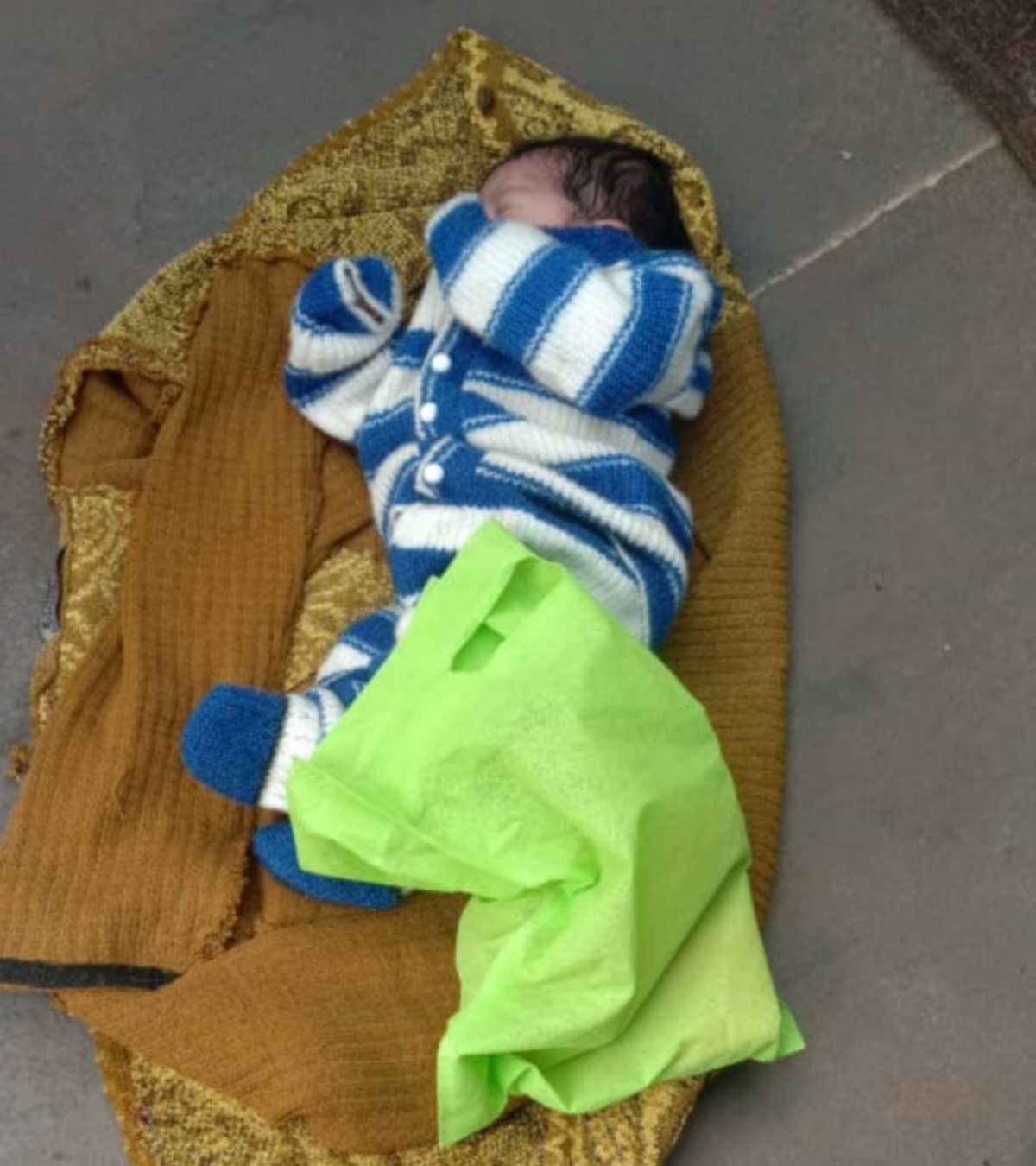girl child found in abandoned condition in truck in coal market of chandauli