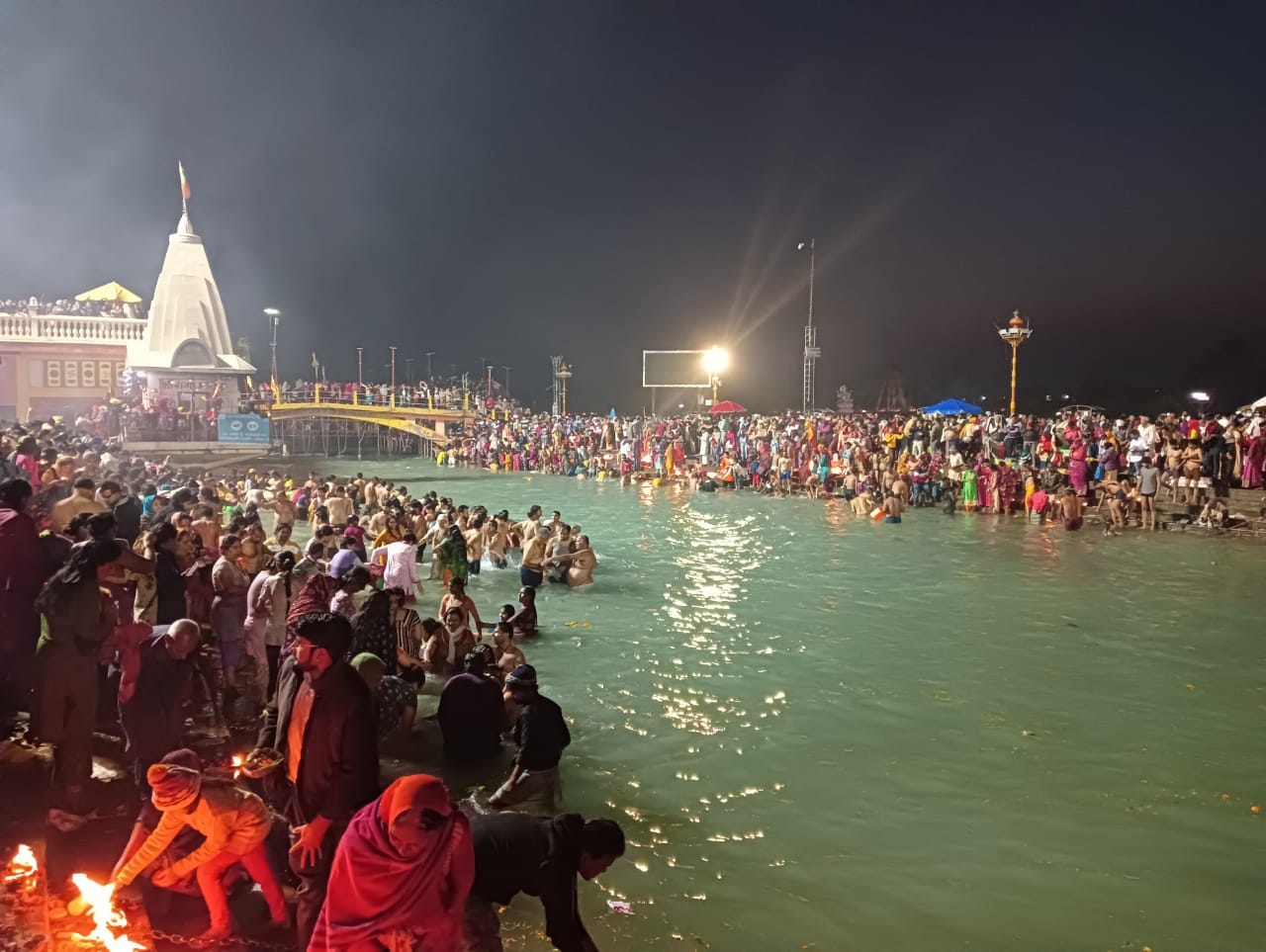 Kartik Purnima Ganga Snan 2021: ganga snan in haridwar from ealry morning, see photos