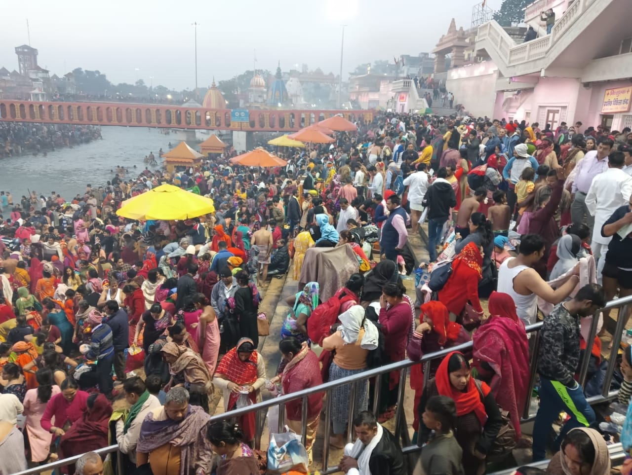 Kartik Purnima 2021: Devotees Crowd Broke Record of baisakhi snan in haridwar doing Snan without Covid Rules