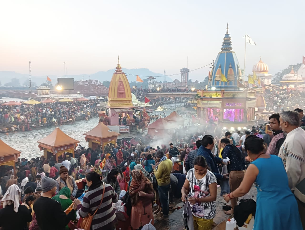 Kartik Purnima 2021: Devotees Crowd Broke Record of baisakhi snan in haridwar doing Snan without Covid Rules