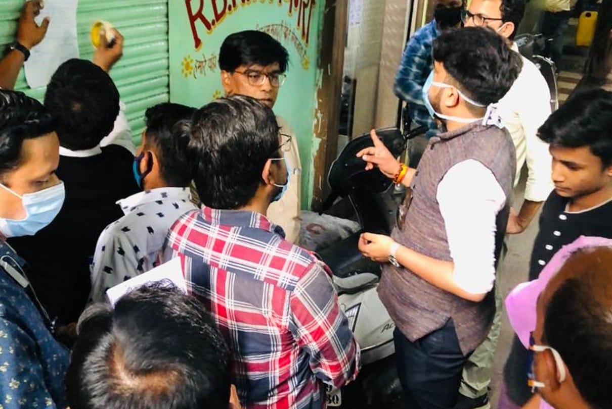 Big action in Indore, shops sealed if second dose of vaccine is not applied