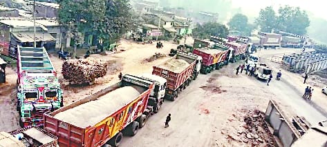 Heavy jam on Lucknow highway for three days
