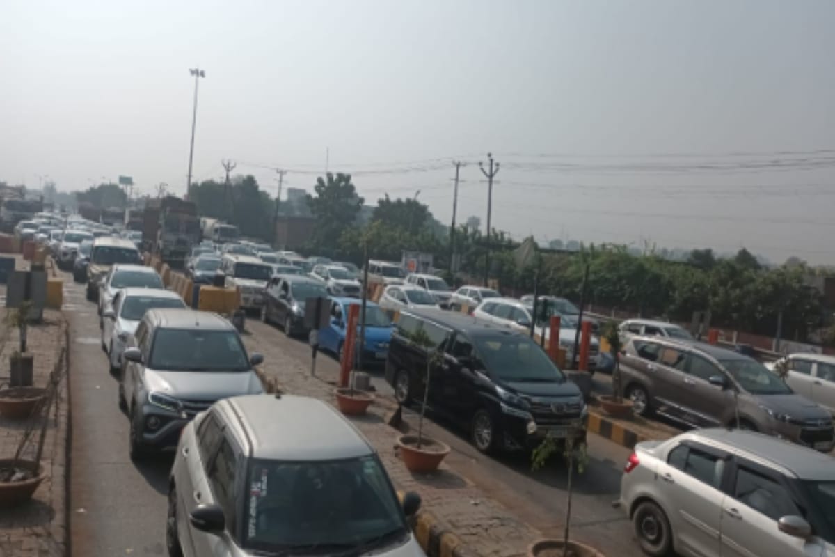 Kartik Purnima: Heavy jam at toll plaza due to Ganga bath, vehicles crawling since morning
