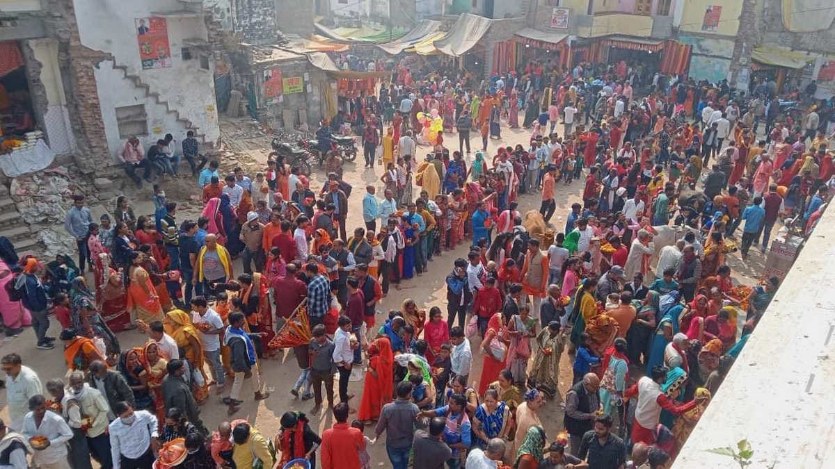 Kartik Purnima: Devotees queue in maa Vindhyavasini temple taking dip in ganga in mirzapur