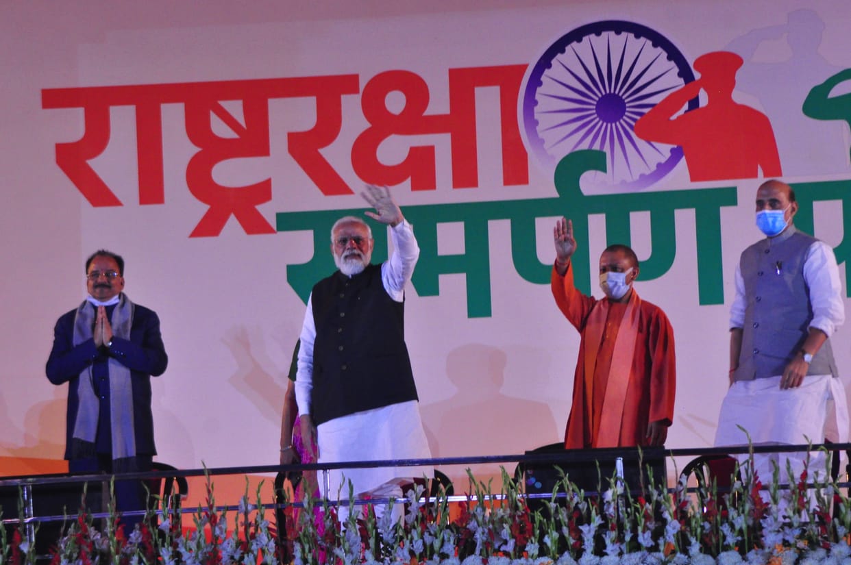 From the ramparts of the fort, PM saluted the queen, looked at Jhansi