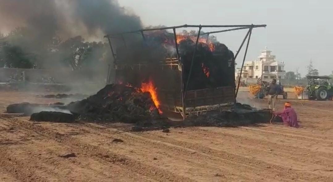 A huge fire broke out in bales of one thousand acres of straw in Daulatpur