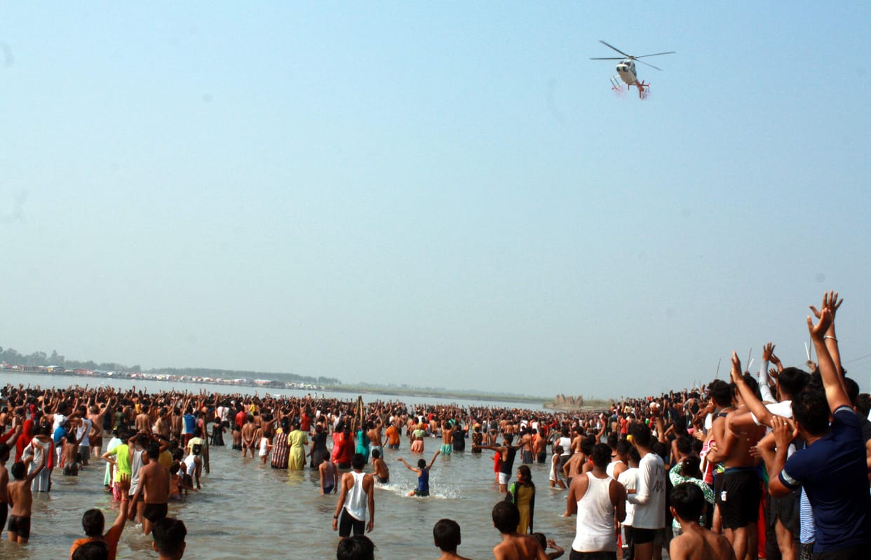 Former MP Tanwar showered flowers from the helicopter