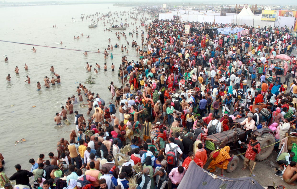 Remembering loved ones by donating a lamp in the Ganges, eyes became moist