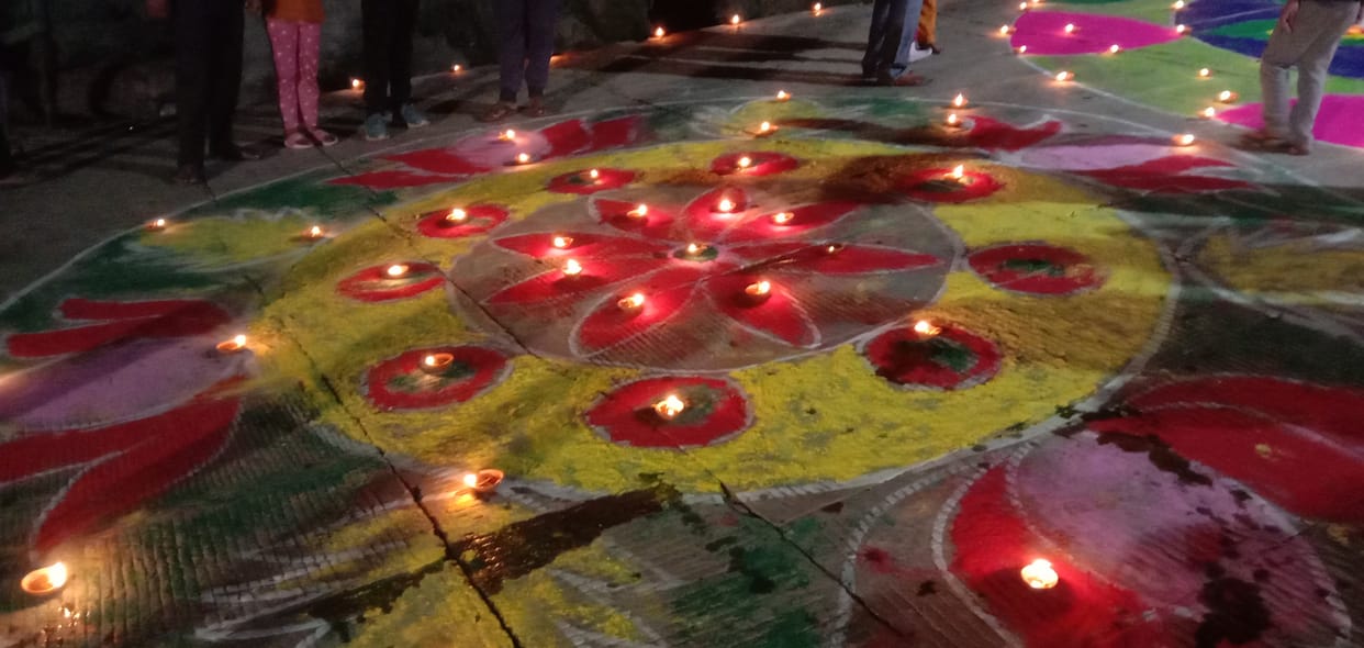 Devotees lit lamps on Dev Deepawali, the ghats were illuminated