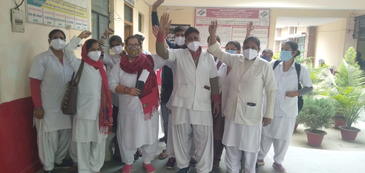 Staff nurses protested, raised slogans, 29 out of 46 staff nurses were fired, posted in medical college