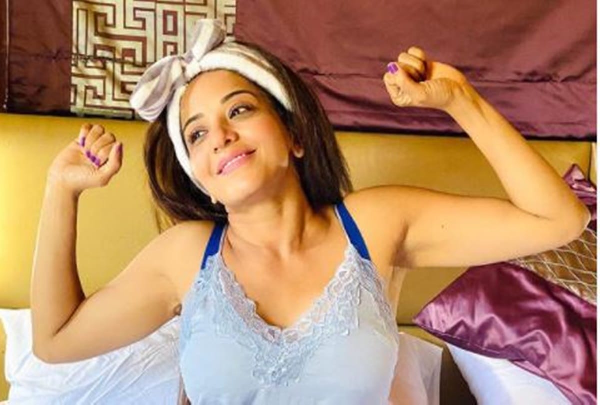 Bhojpuri actress monalisa share her photo in night dress goes viral fans are showering love