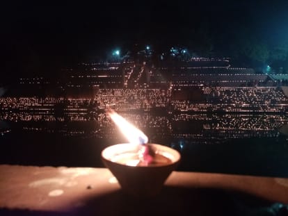 Why is Dev Deepawali celebrated in Kashi what is the importance of lamp donation?