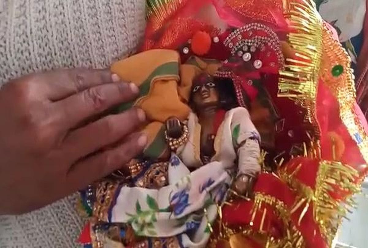 Priests applying ointment after bandaging Laddu Gopal hand in Agra