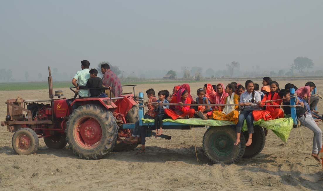 Thousands of devotees take a dip in Yamuna on Kartik Purnima