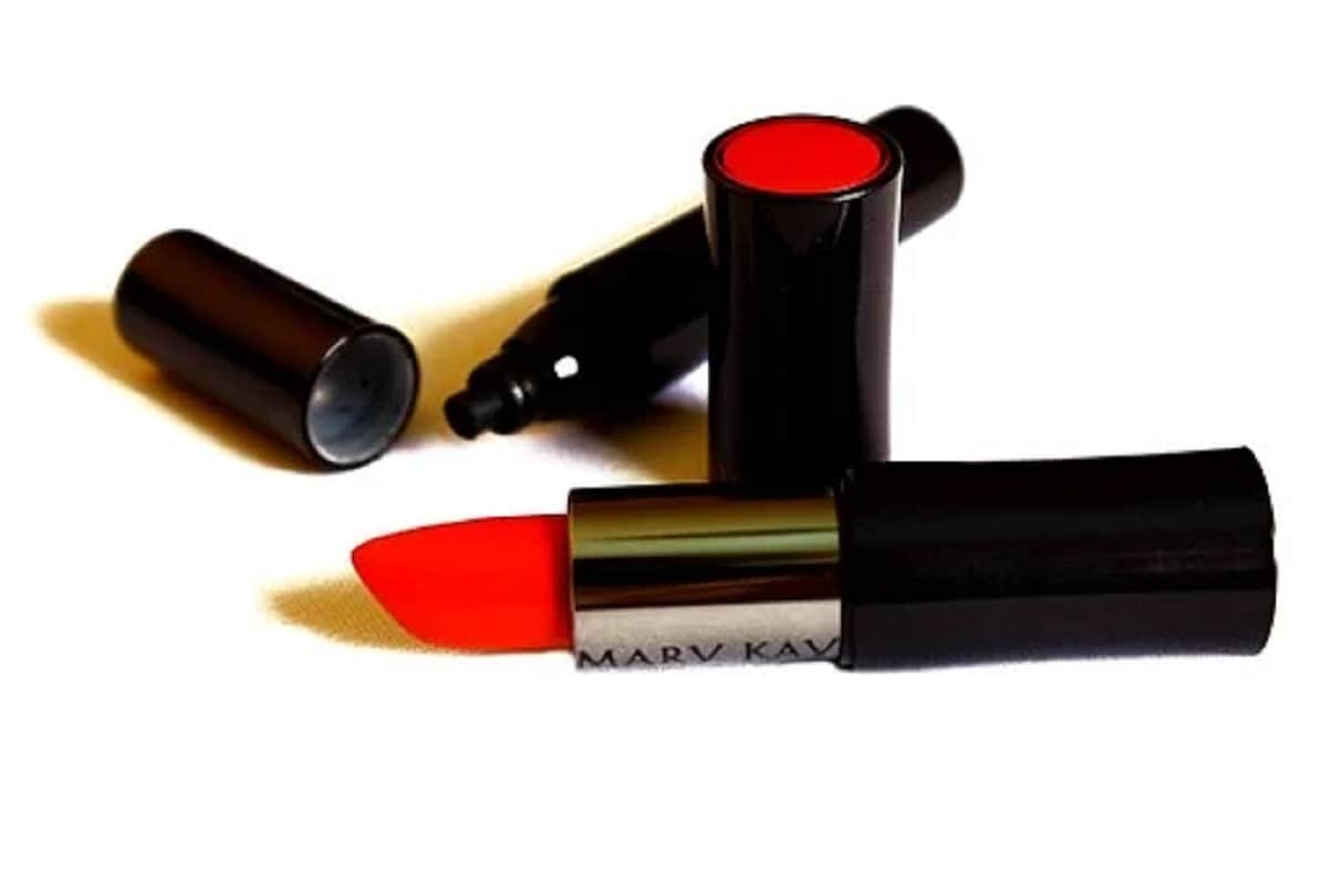every brides must keep these things in their makeup kit