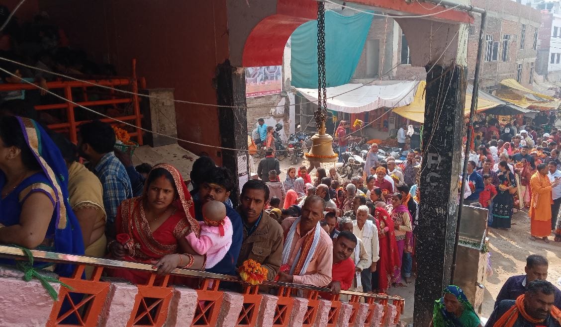 Kartik Purnima Devotees gathered in Vindhyachal temple Anuradha Paudwal and Uma Bharti offered prayers