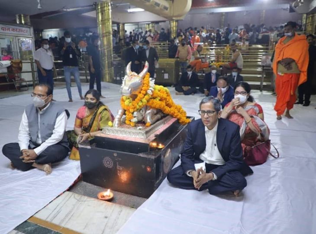 Madhya Pradesh: Chief Justice N Venkata Ramanna reached Ujjain with family, visited Mahakal temple