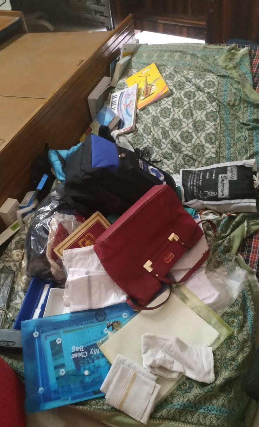 Jewelery and cash worth lakhs stolen by breaking the bathroom mesh in the flat