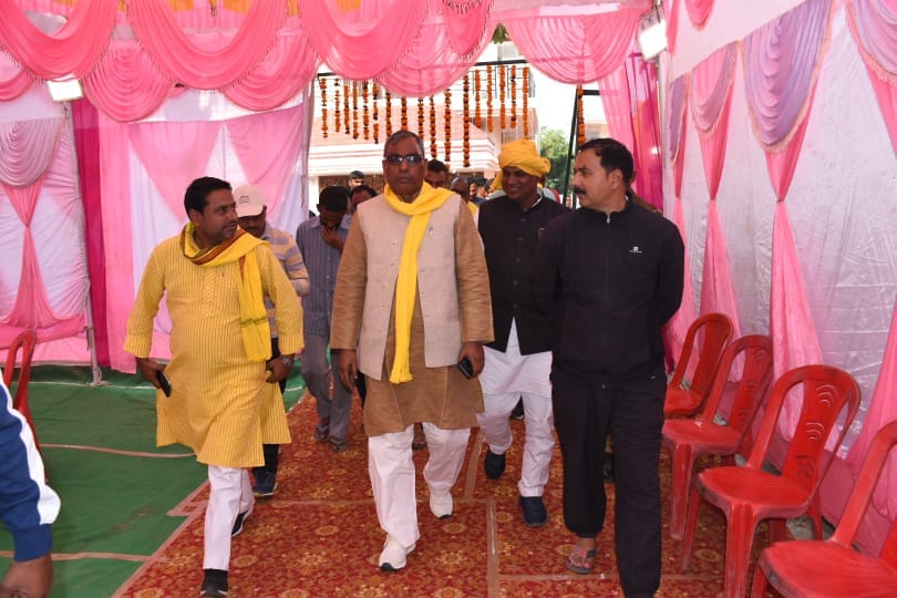 Om prakash Rajbhar controversial statement on Dinesh Lal Yadav nirahua called MLC who left SP  rejected nut bolt
