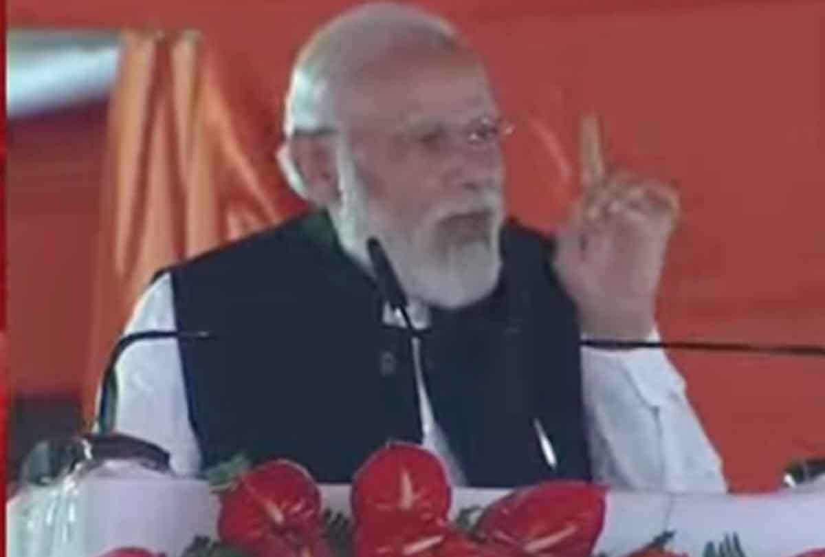 PM Modis roar from Mahoba: Attacked the opposition without taking names