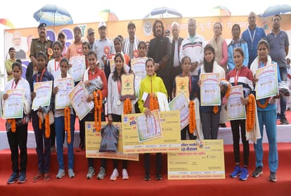 Prayagraj: Army's Velyappa AB wins Indira Marathon, Prayagraj Anil ranks second