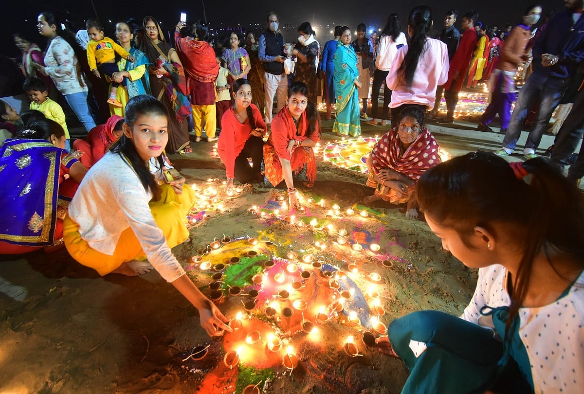 Dev Deepawali: Heaven descended from the golden aura of five lakh lamps on the Sangam coast