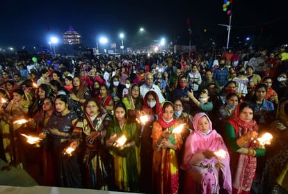 Why is Dev Deepawali celebrated in Kashi what is the importance of lamp donation?