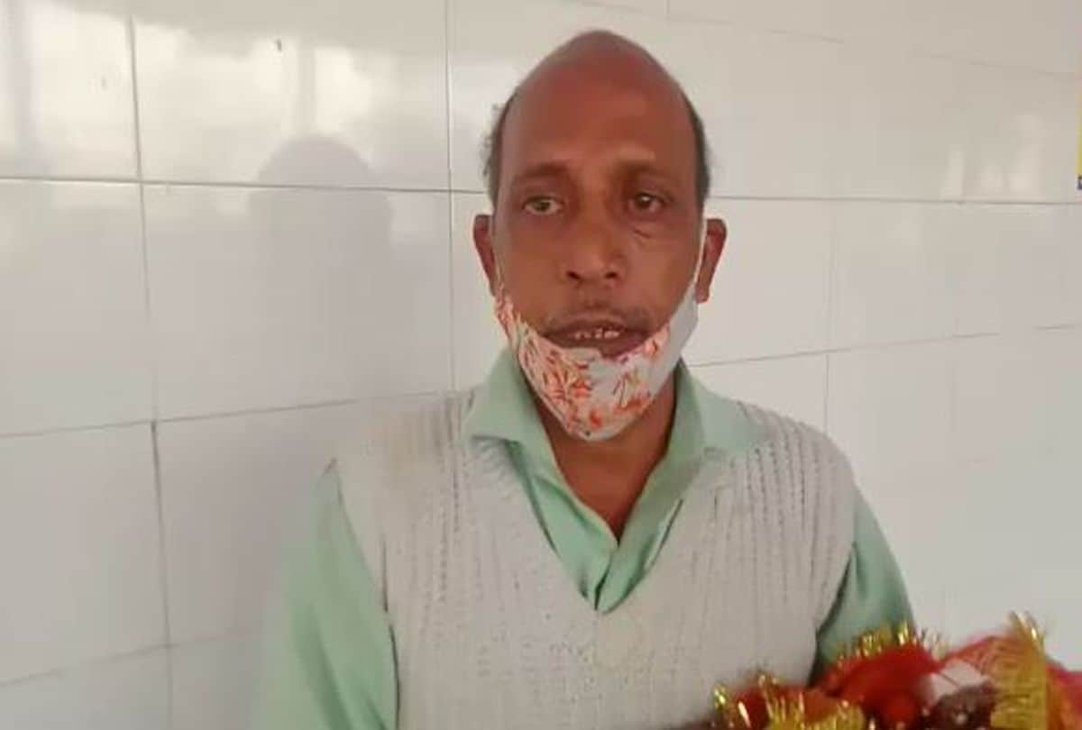priest reached the doctor with the idol of laddu gopal for treatment of broken hand