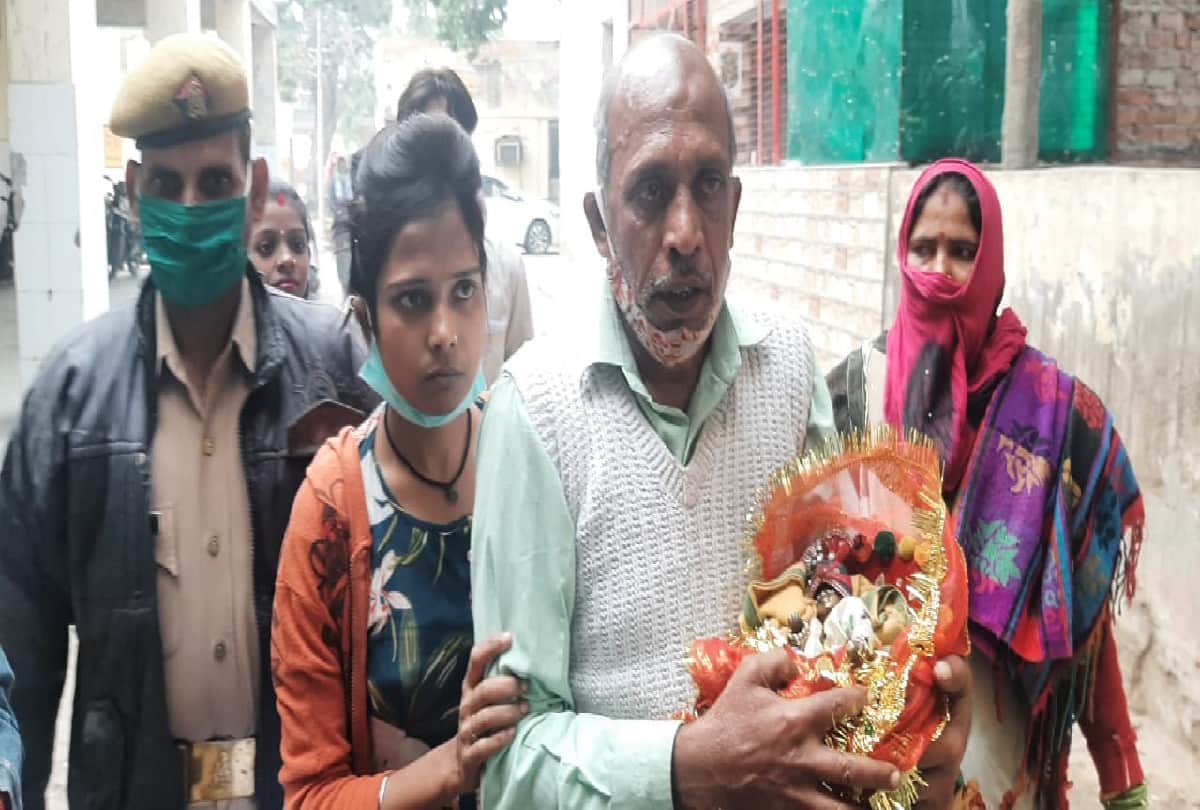 priest reached the doctor with the idol of laddu gopal for treatment of broken hand