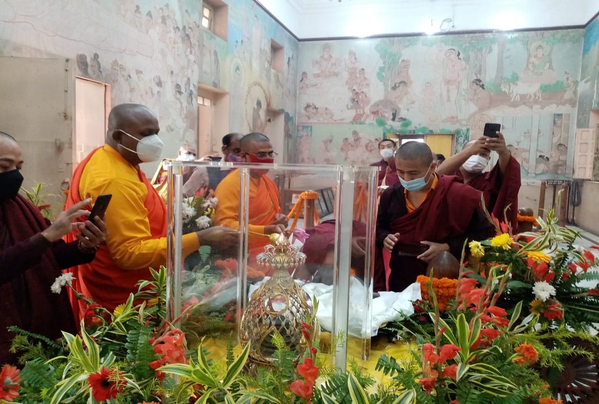 Kartik Purnima 2021 Thousands of Buddhist followers visited holy sacred bone in sarnath varanasi