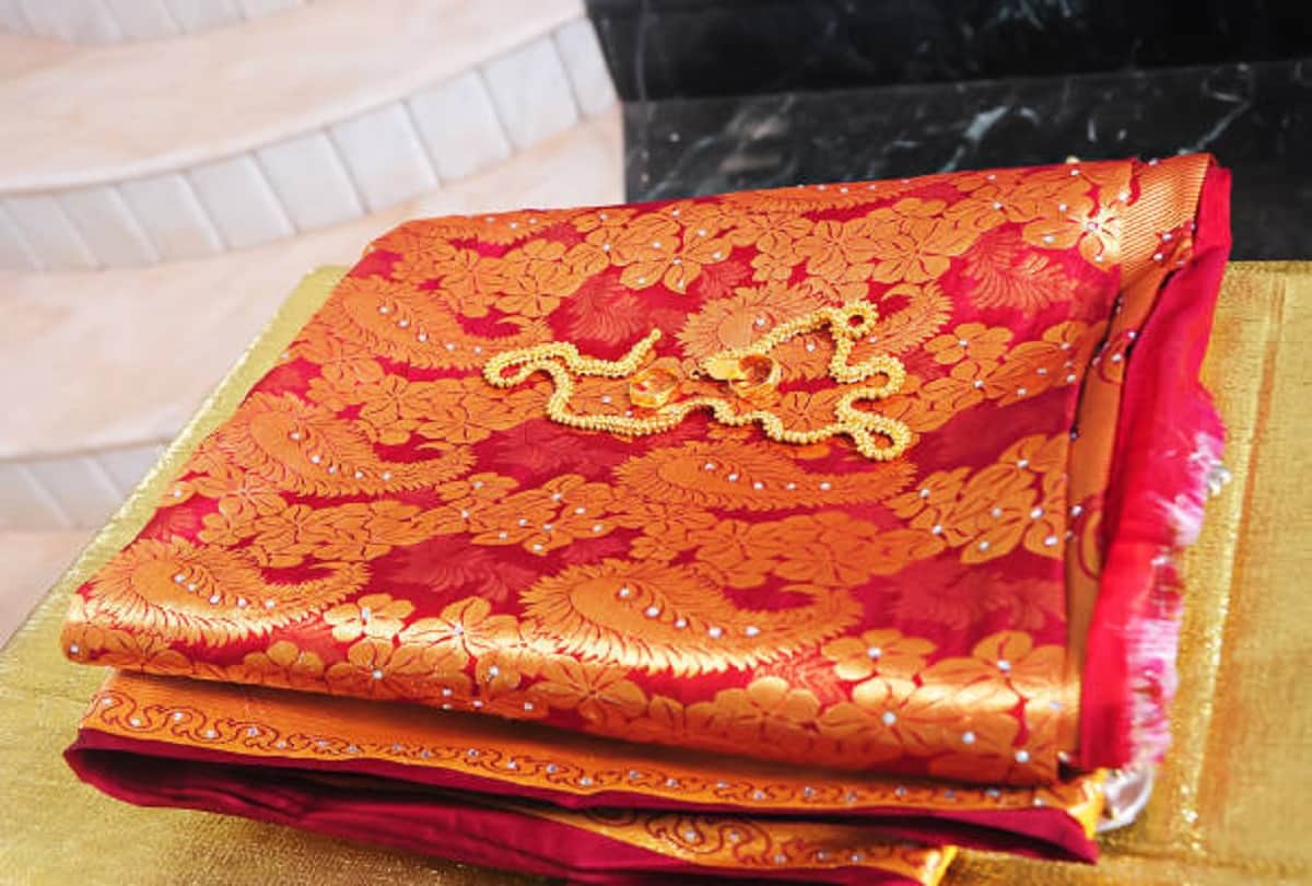 Easy Tips to store silk sarees for lifelong and shiny