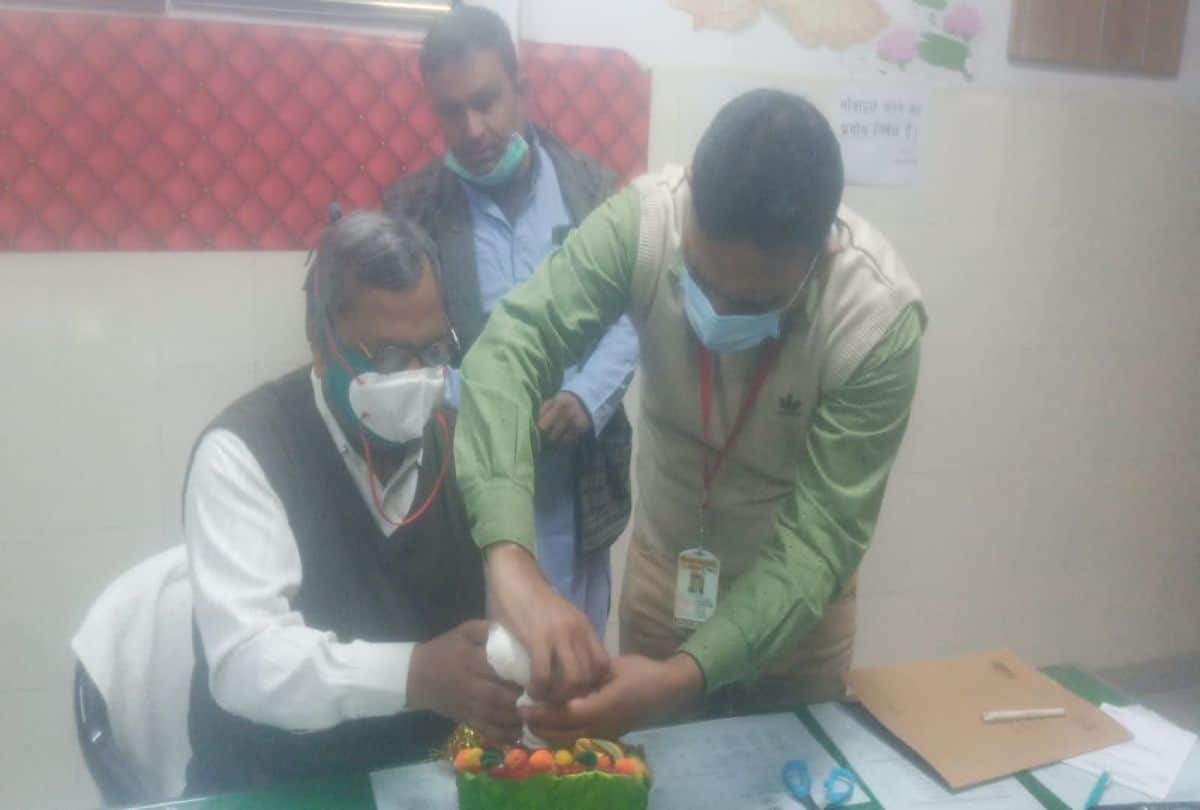 priest reached the doctor with the idol of laddu gopal for treatment of broken hand