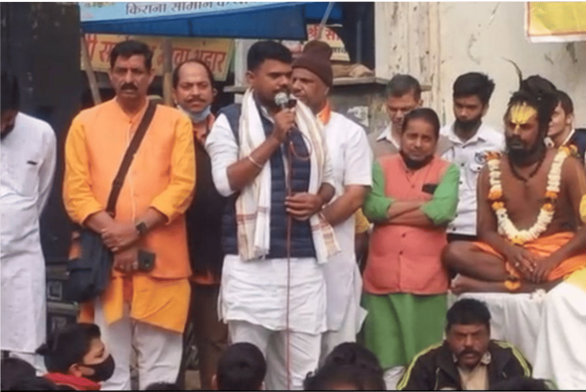 Indore: Demonstration on the road, recited Hanuman Chalisa ... warned the administration - if you touch any place of worship, you will not be able to handle the situation