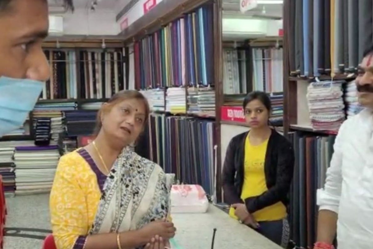 Indore: There was a pile of garbage outside the shop, there was a dispute on explaining ... finally a spot fine of 25 thousand happened