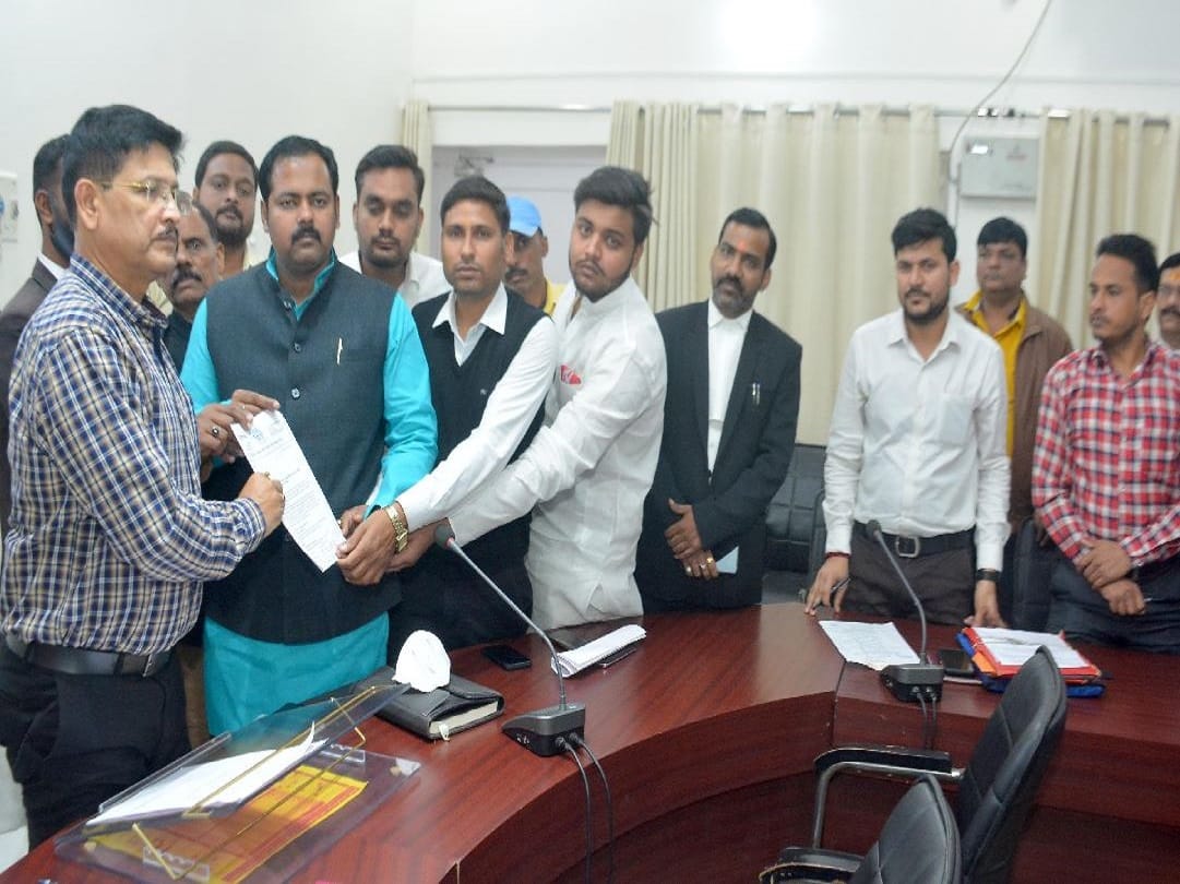 CBI probe into death of jitendra srivastav in kanpur police custody MLC Ashutosh Sinha handed over memorandum addressed to Governor
