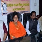 पत्रकारों से वार्ता करते अखिल भारत हिंदू महासभा के पूजा शकुंन पांडेय, अशोक पांडेय