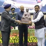 इंदौर को एक बार फिर स्वच्छता में अव्वल रहने पर पुरस्कार प्राप्त करते हुए मध्यप्रदेश के शहरी विकास और आवास मंत्री भूपेंद्र सिंह और इंदौर नगर निगम की आयुक्त प्रतिभा पाल।