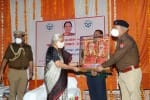 जिला कारागार कार्यक्रम में जेलर राज्यपाल को स्मृति चिन्ह भेंट करते हुए
