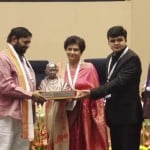 विज्ञान भवन में केंद्रीय राज्य शहरी आवास मंत्री कौशल किशोर द्वारा बेस्ट सिटीजन स्टेट कैपीटल का अवार्ड ग्रहण करतीं हुई लखनऊ की महापौर संयुक्ता भाटिया एवं अन्य।