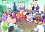 निघासन में किसान नेताओं से बात करते पुलिस और प्रशासन के अधिकारी।